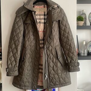 - Burberry Finsbridge Belted
Quilted Jacket. Pristine condition with tags